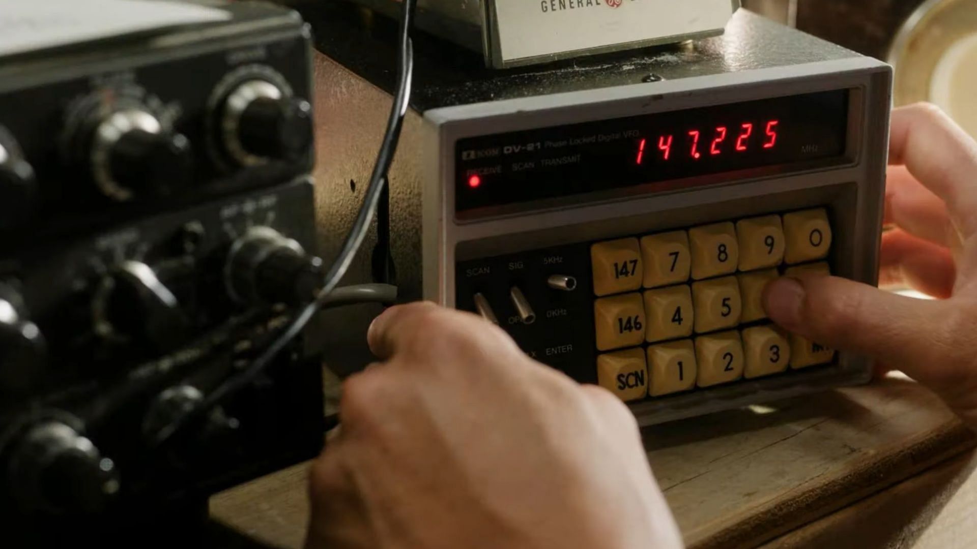 Ish manages to set up communication with Joey&#039;s makeshift radio in Earth Abides episode 6 (Image via Amazon Prime Video)