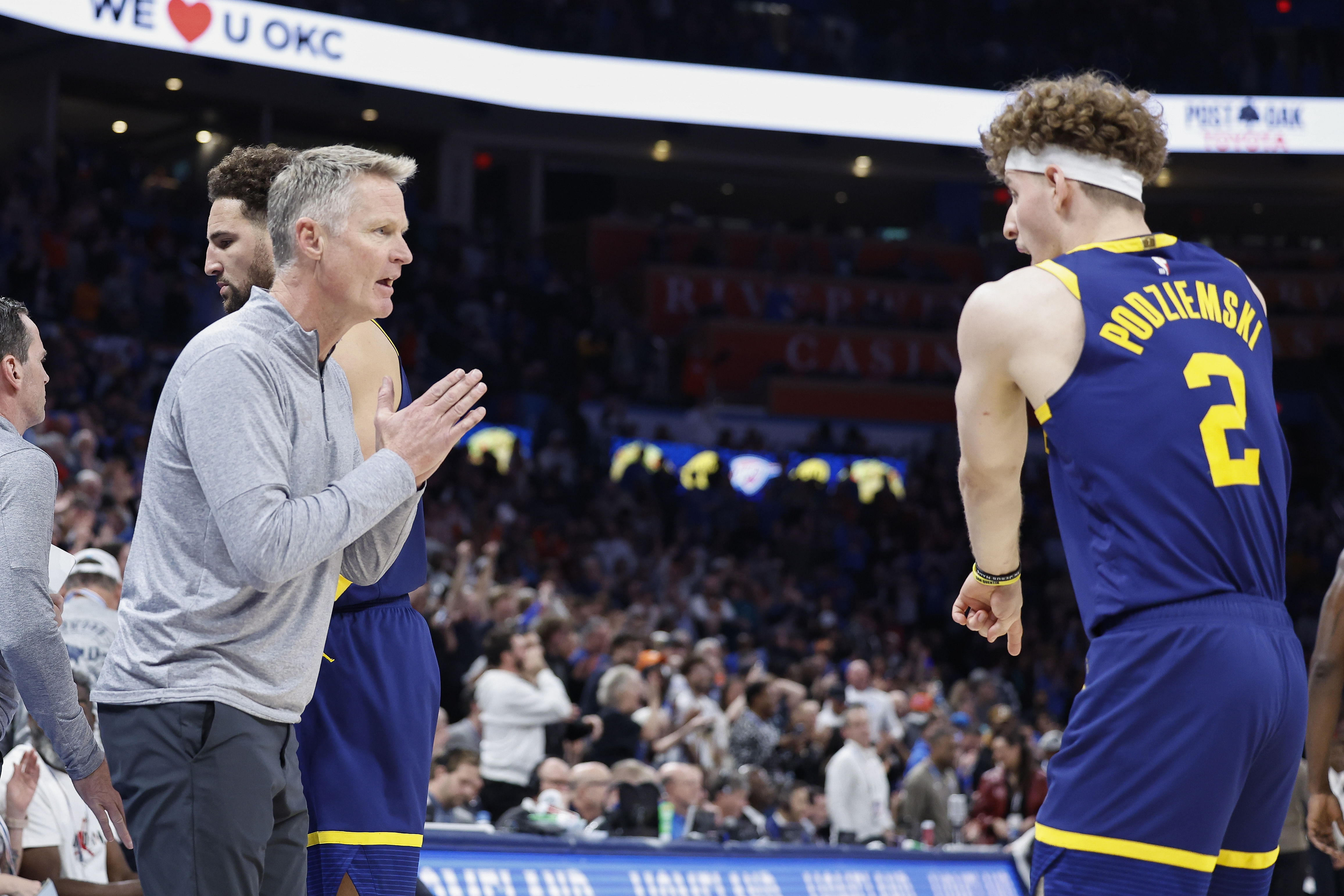 Warriors coach Steve Kerr speaks to Brandin Podziemski (Image via Imagn)