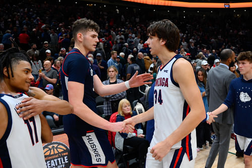 Connecticut Huskies center Donovan Clingan (#32) and Gonzaga Bulldogs forward Braden Huff (#34) shake hands after the game at Climate Pledge Arena. Photo: Imagn