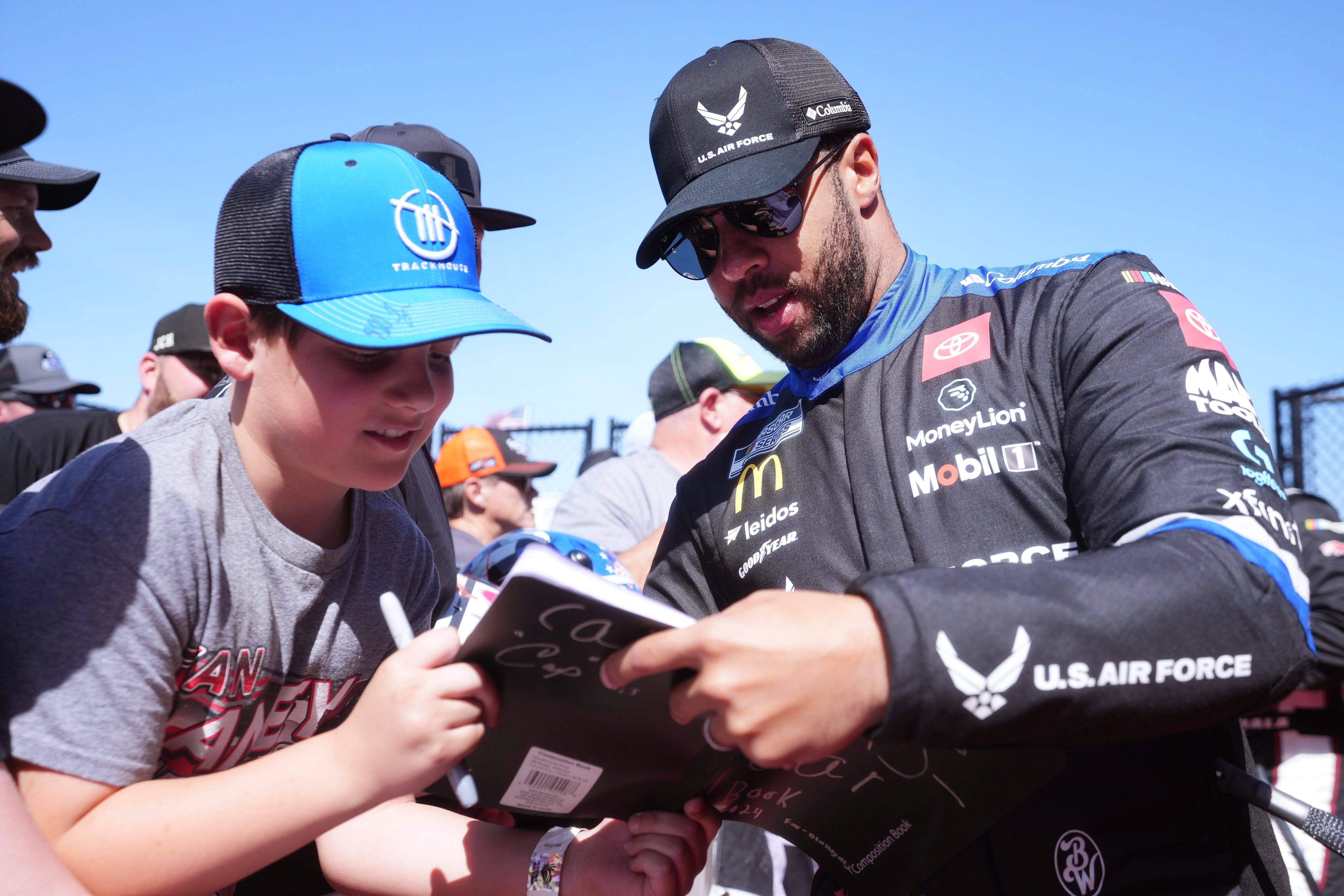 Bubba Wallace signs autographs for fans before the Shriners Children&#039;s 500 at Phoenix Raceway - Source: Imagn