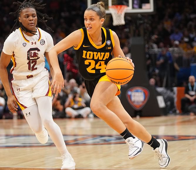 "Slaying, "OMG": Iowa's Jada Gyamfi & Sydney Affolter hypes former Hawkeyes star Gabbie Marshall's latest hair transformation