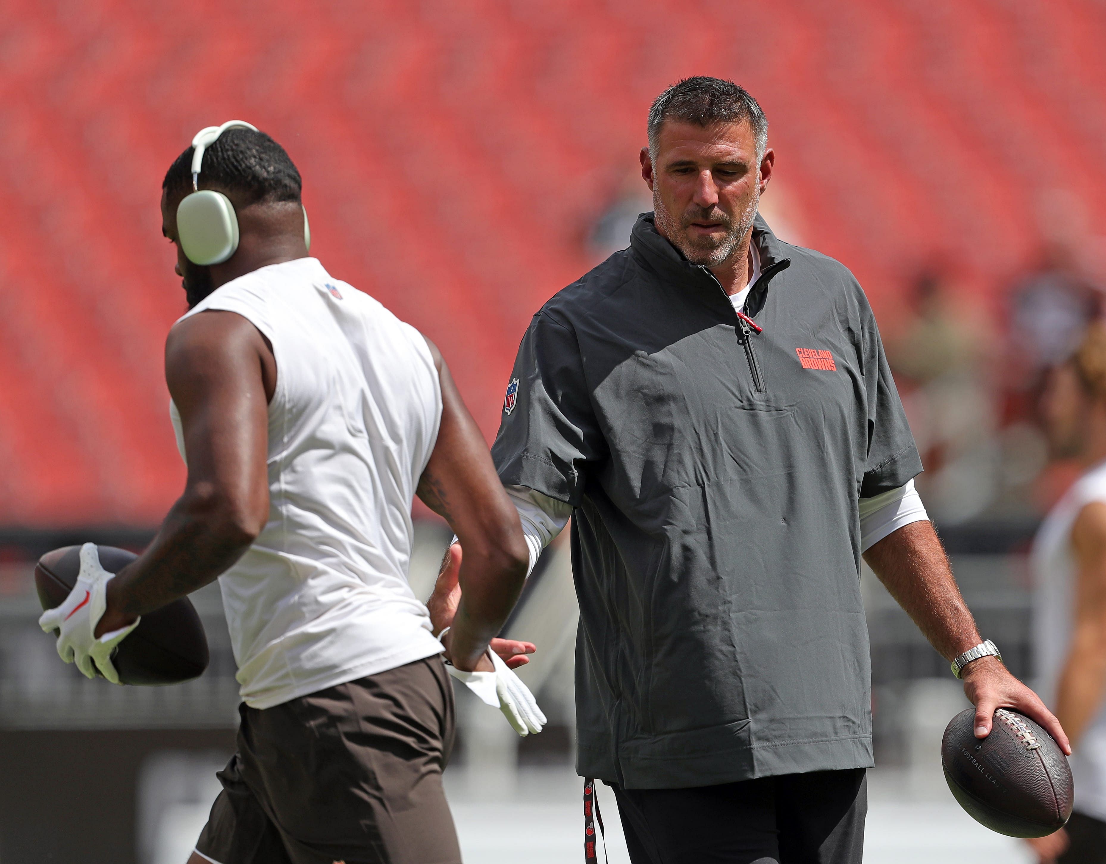 Coach Mike Vrabel during practice (Image via Imagn)