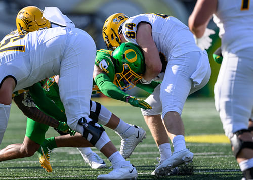 Tyler Turner makes a tackle here for Oregon, but he's now looking to move elsewhere. (Photo Credit: IMAGN)