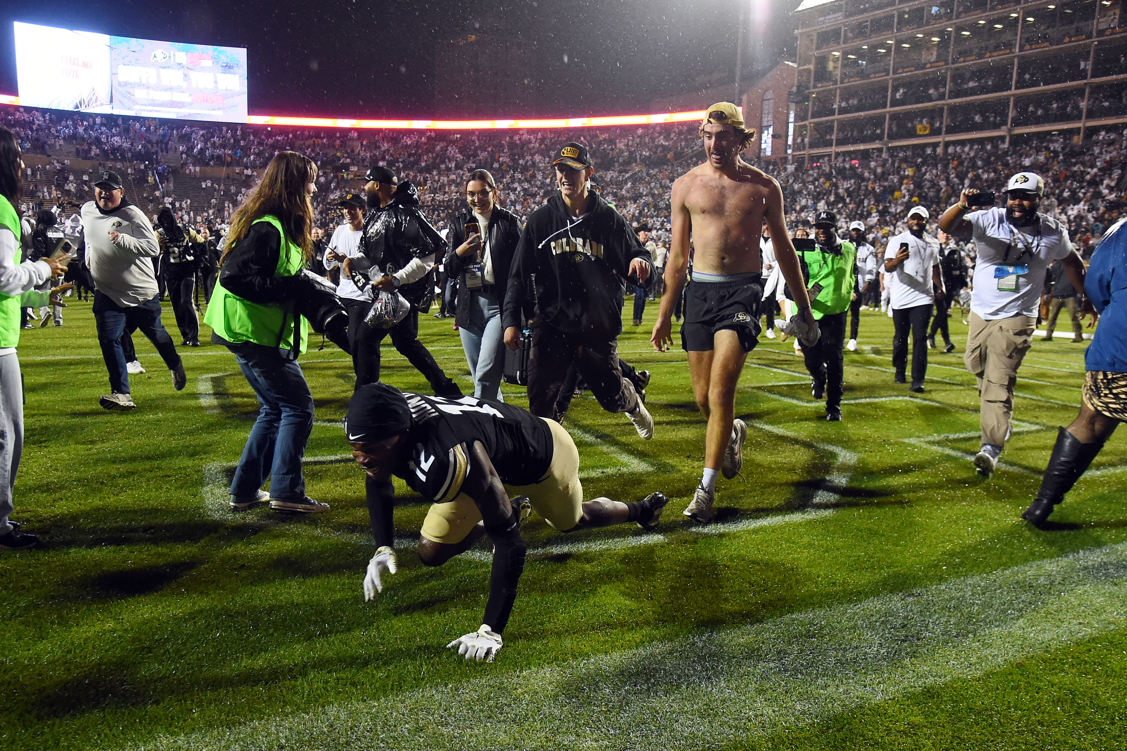 Travis Hunter doing the crawl celebration - Source: Imagn