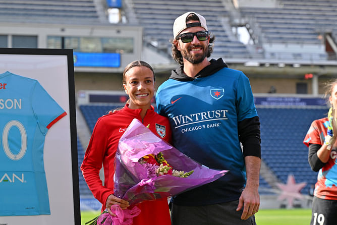 Dansby Swanson's soccer star wife Mallory Swanson turns up the style in all-black Nike workout look in latest selfie