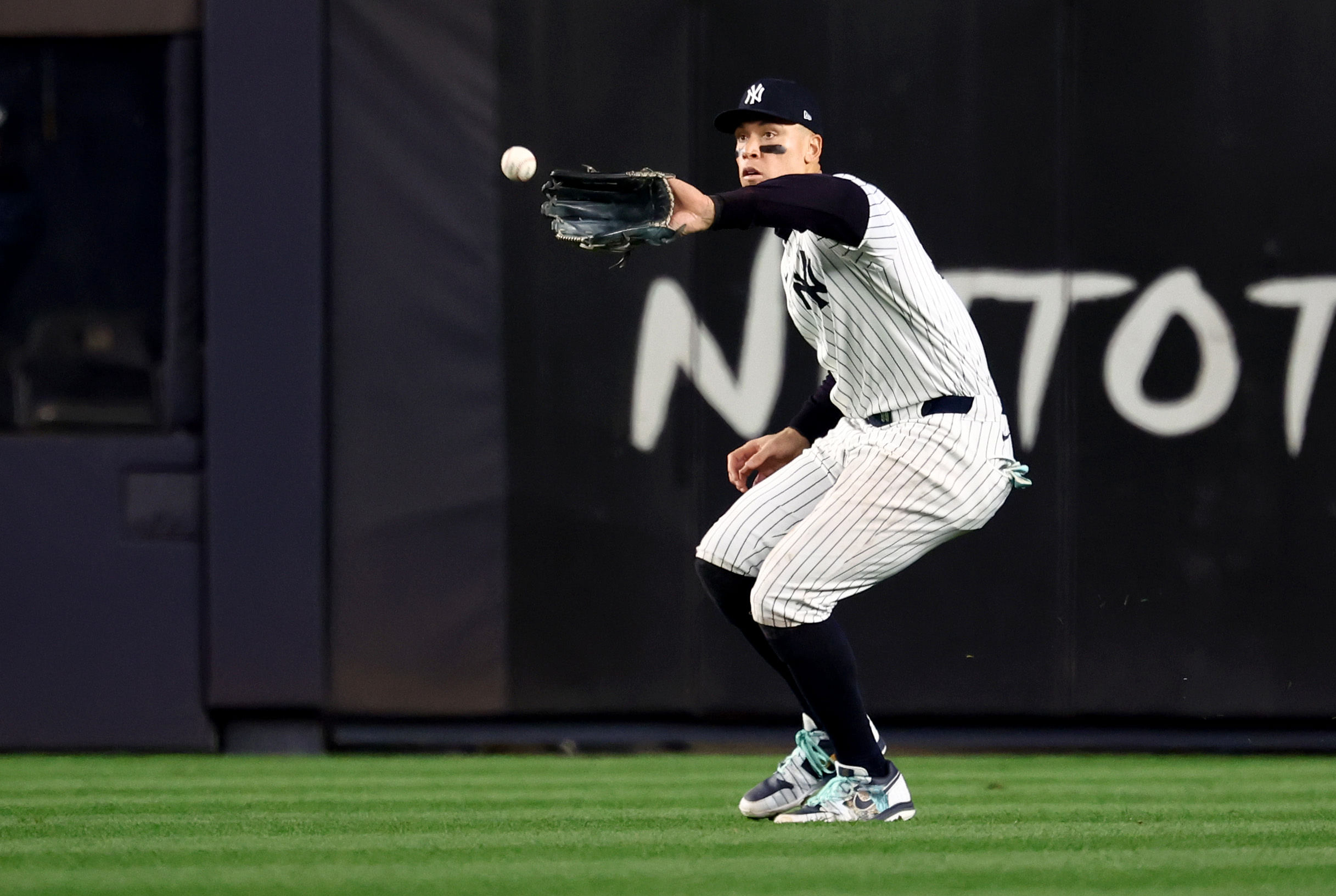 Aaron Judge dropped an easy catch in the outfield during game 5 of the World Series - Source: Imagn