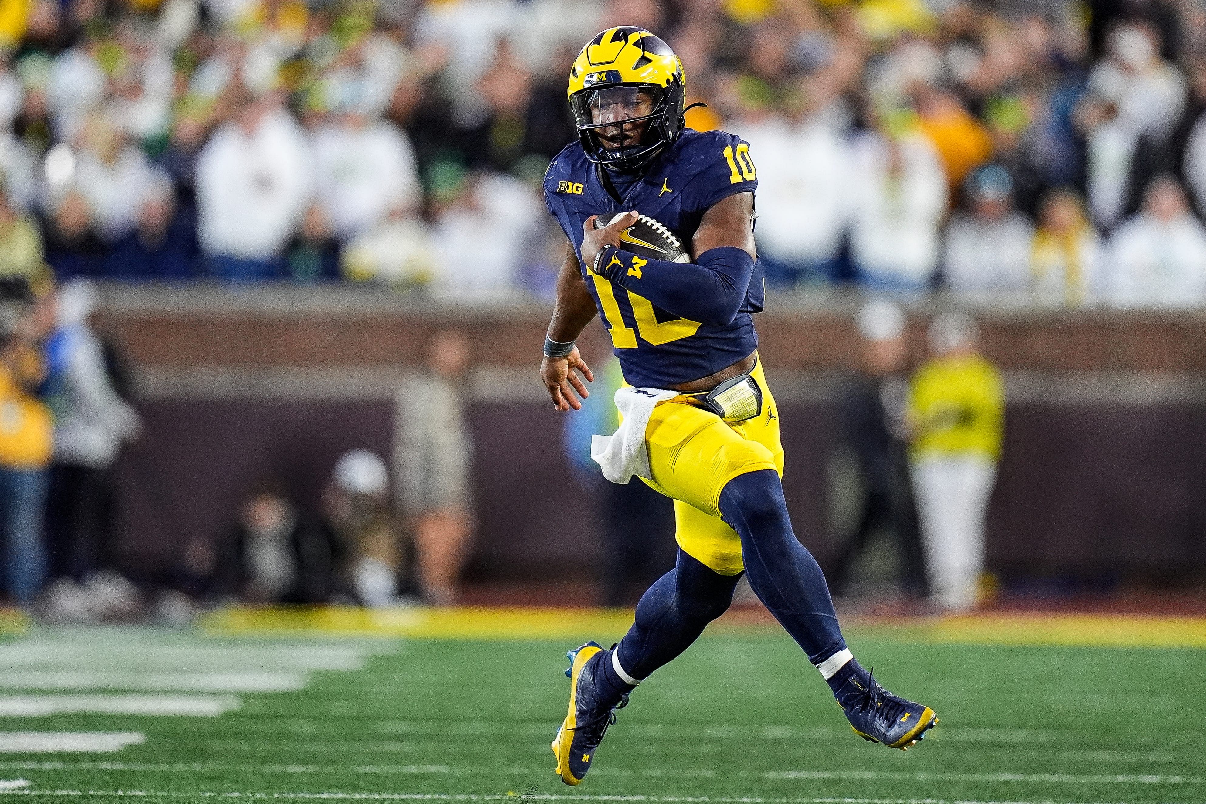 Michigan Quarterback Alex Orji didn&#039;t develop in the passing game and couldn&#039;t get the Wolverine QB job for the long-term. (Photo Credit: IMAGN)