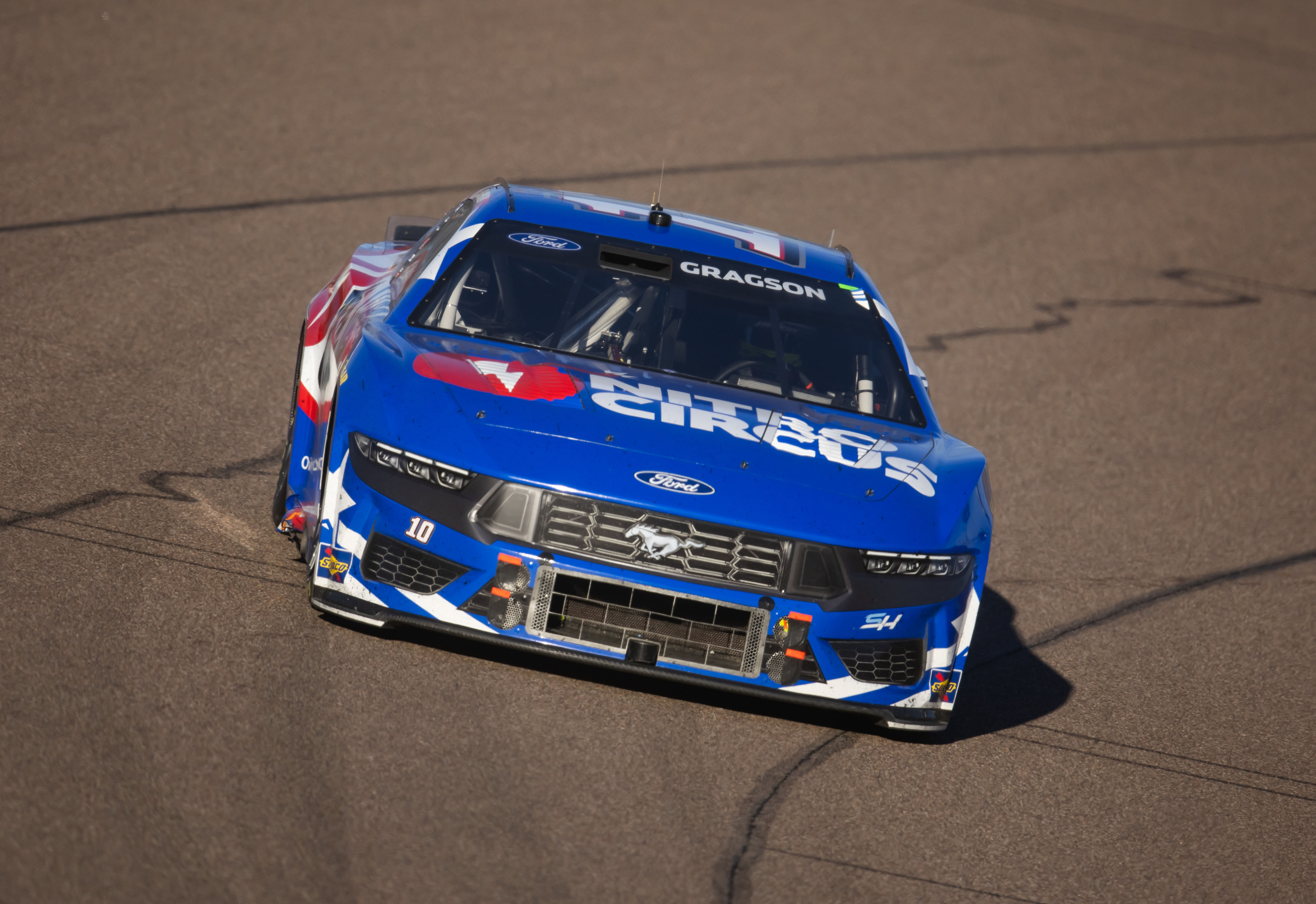 Noah Gragson racing in Phoenix - Source: Imagn