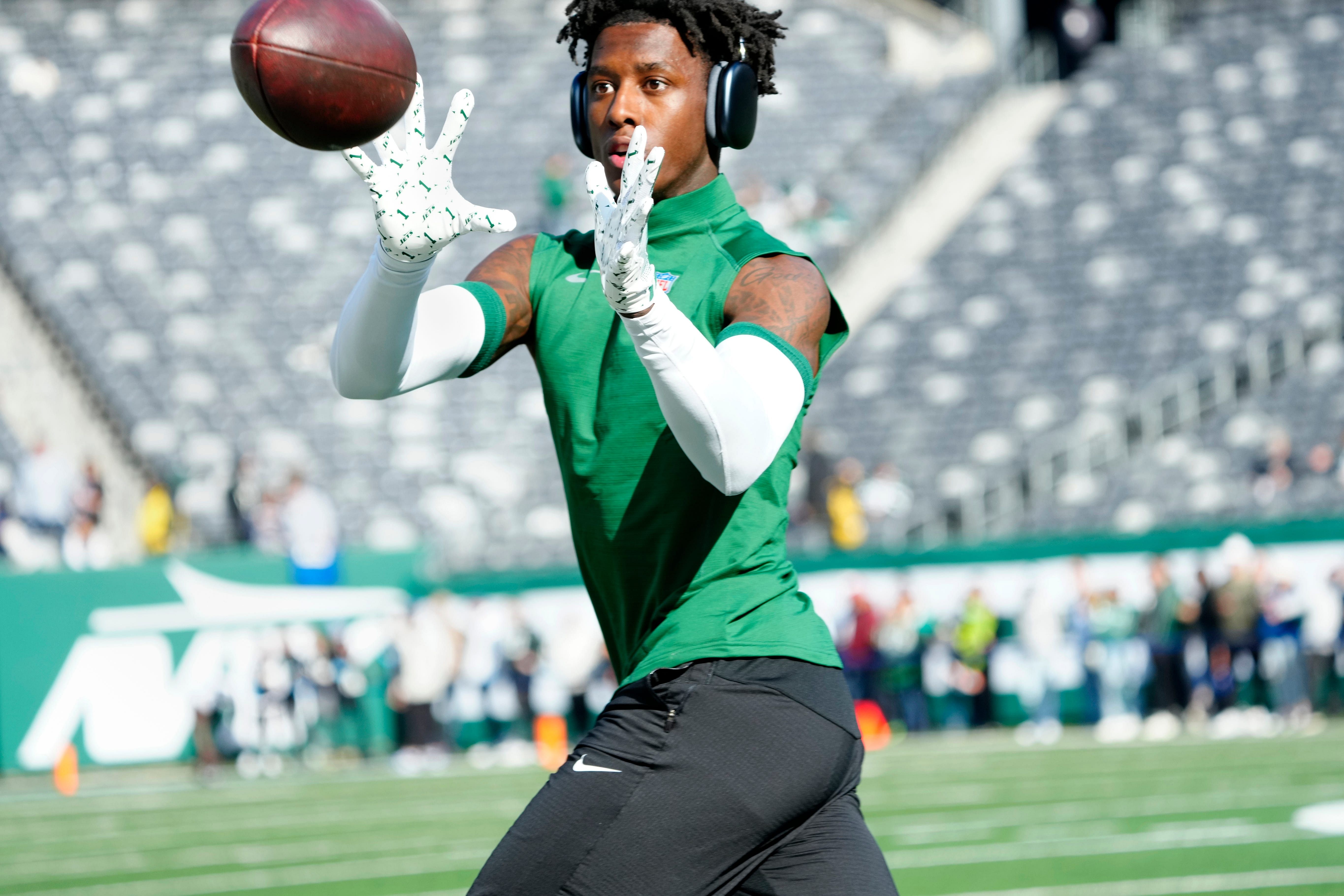 Sauce Gardner warms up before an NFL game for the New York Jets (Credits: IMAGN)