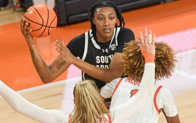 "Freak athlete. That dunk was insane": Ashlyn Watkins fastbreak slam has fans going wild during South Carolina vs TCU