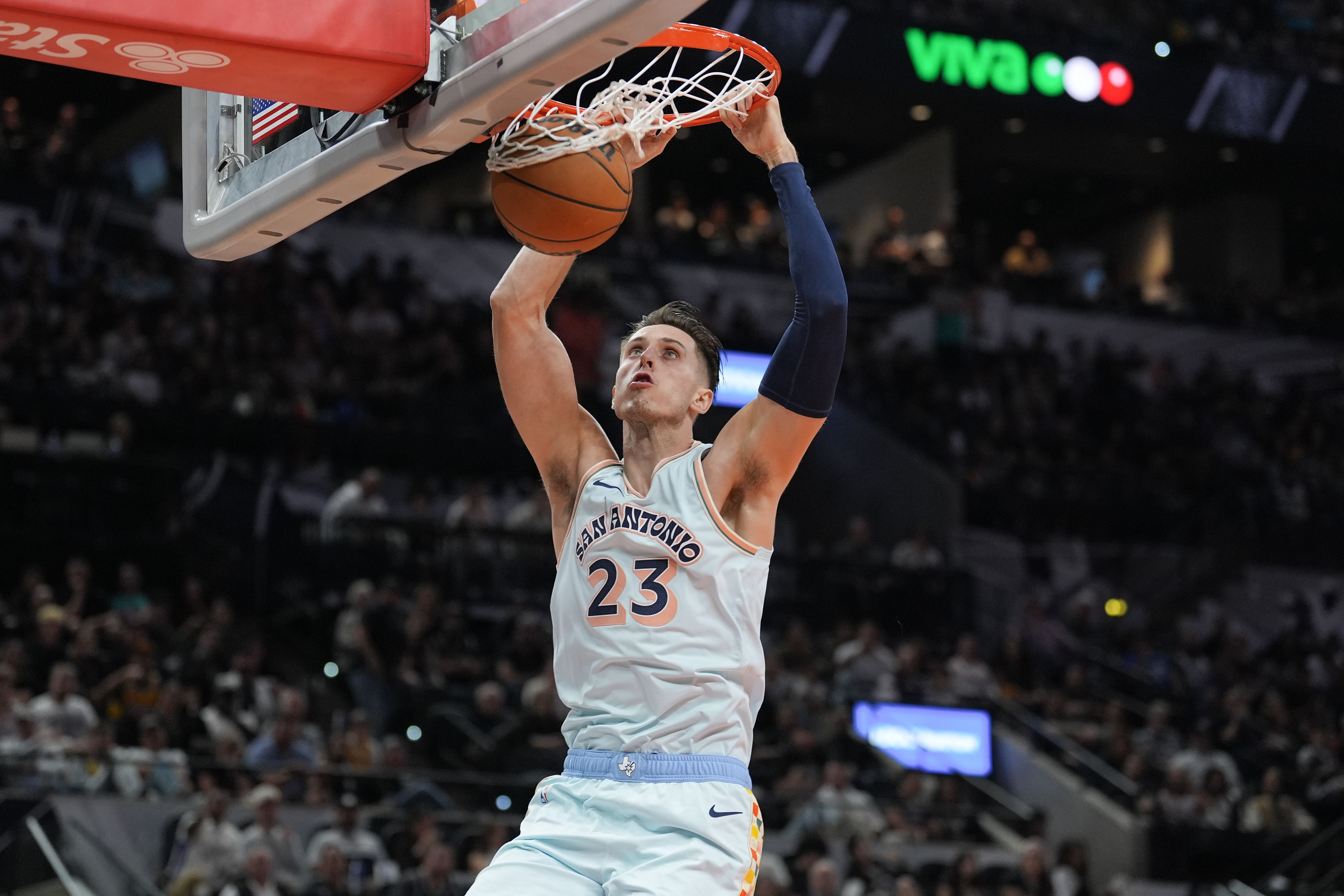 San Antonio Spurs forward Zach Collins (23) dunks - Source: Imagn