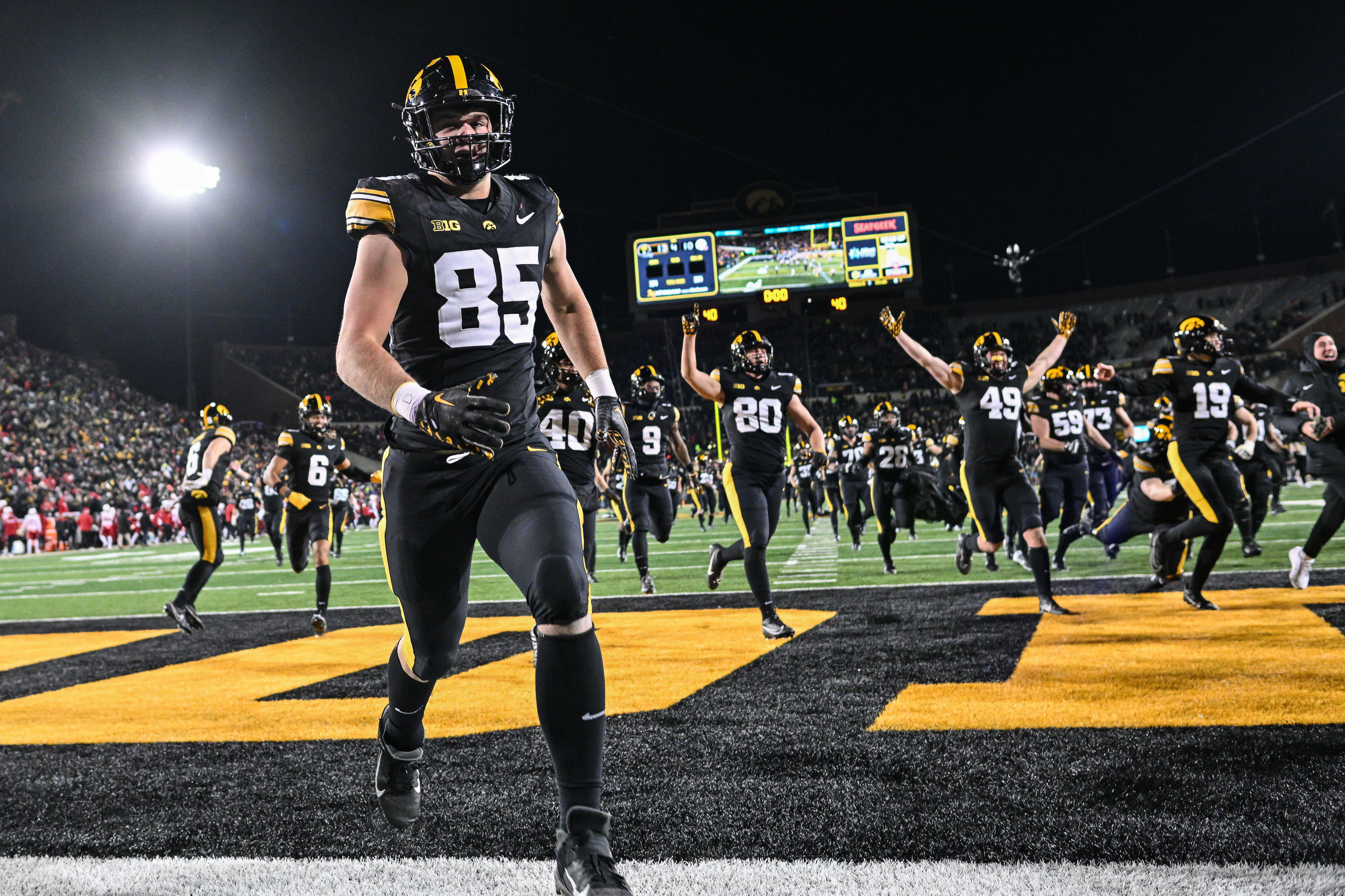 Penn State tight end Jerry King might look to fill the large shoes of Iowa&#039;s Luke Lachey in the transfer portal. (Photo Credit: IMAGN)