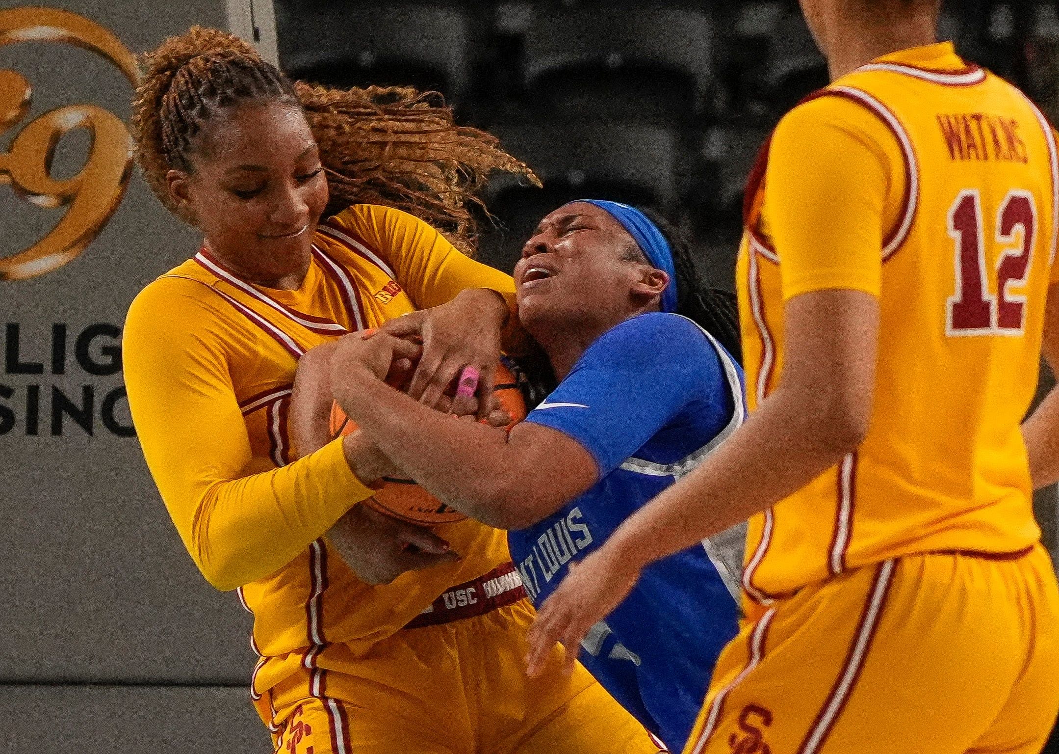 Kiki Iriafen of the USC Trojans fights for a loose ball with Brooklyn Gray of Saint Louis University during the 2024 Acrisure Women's Holiday Invitational. Photo: Imagn