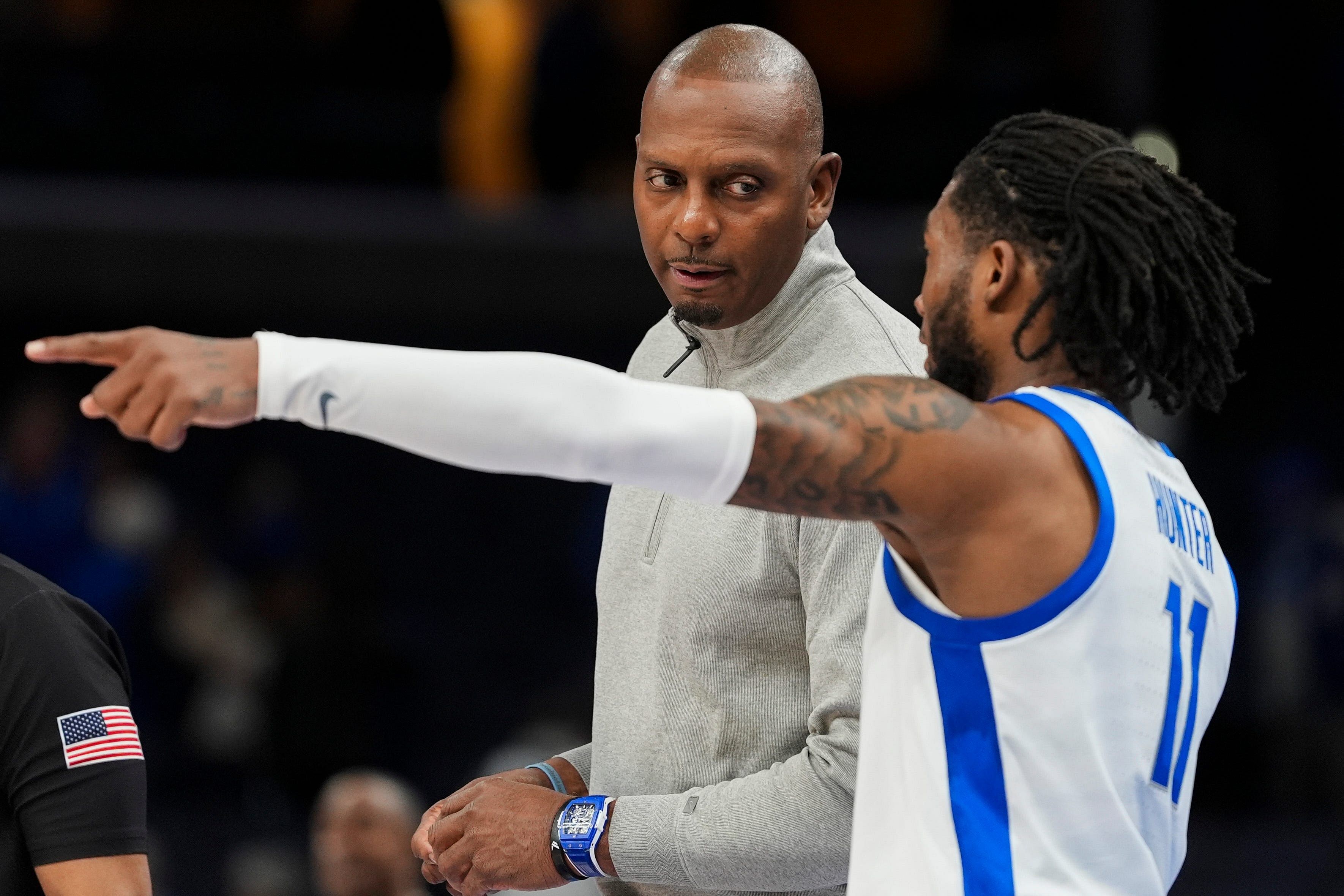 Memphis' head coach Penny Hardaway and Tyrese Hunter (11) speak on the sideline during the game against Louisiana Tech at FedExForum. Photo: Imagn