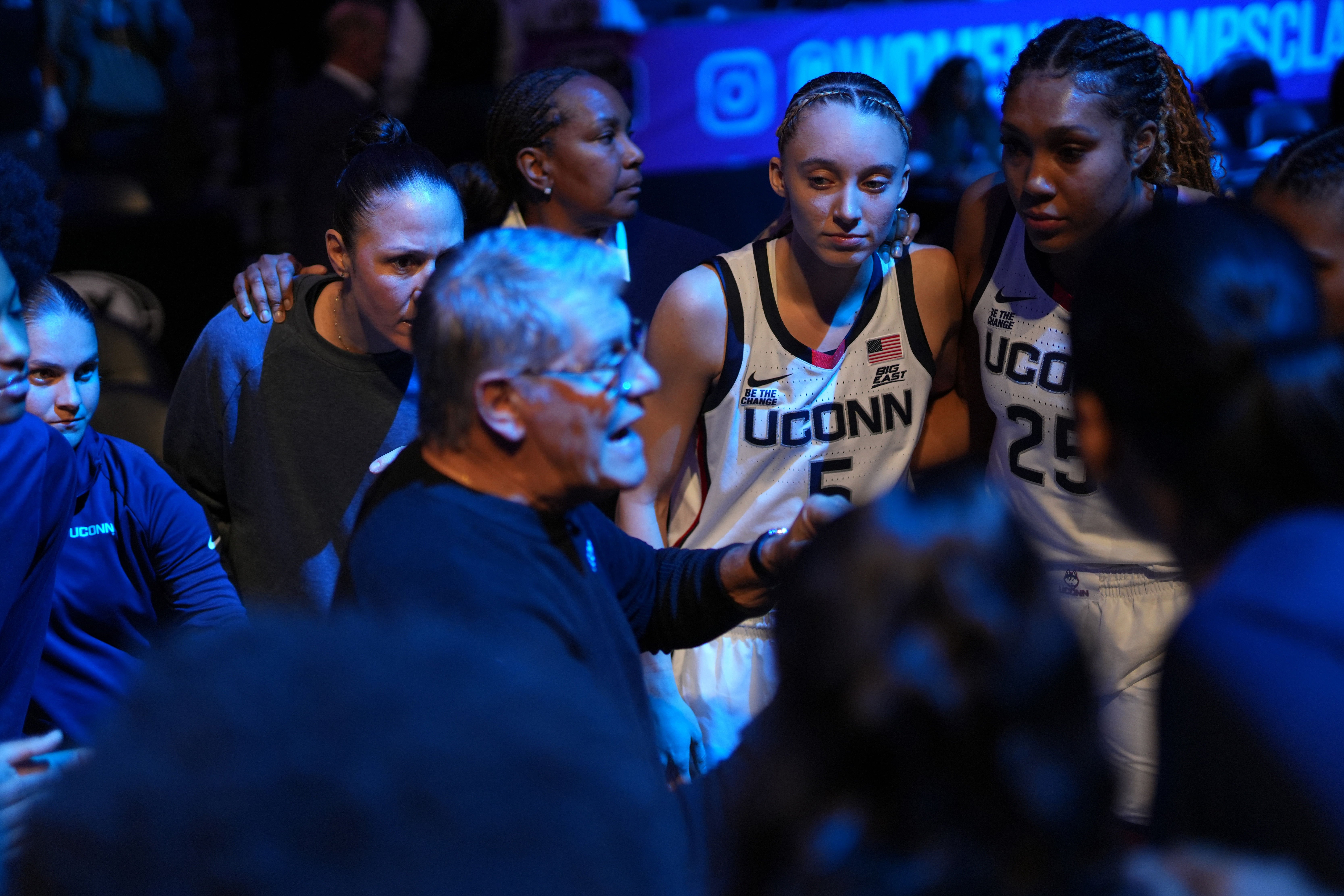 Connecticut Huskies guard Paige Bueckers listens to Connecticut Huskies head coach Geno Auriemma in a huddle before the game - Source: Imagn