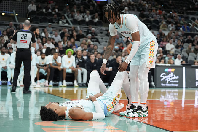Spurs’ fears take shape as Victor Wembanyama heads to locker room with concerning injury vs Pelicans