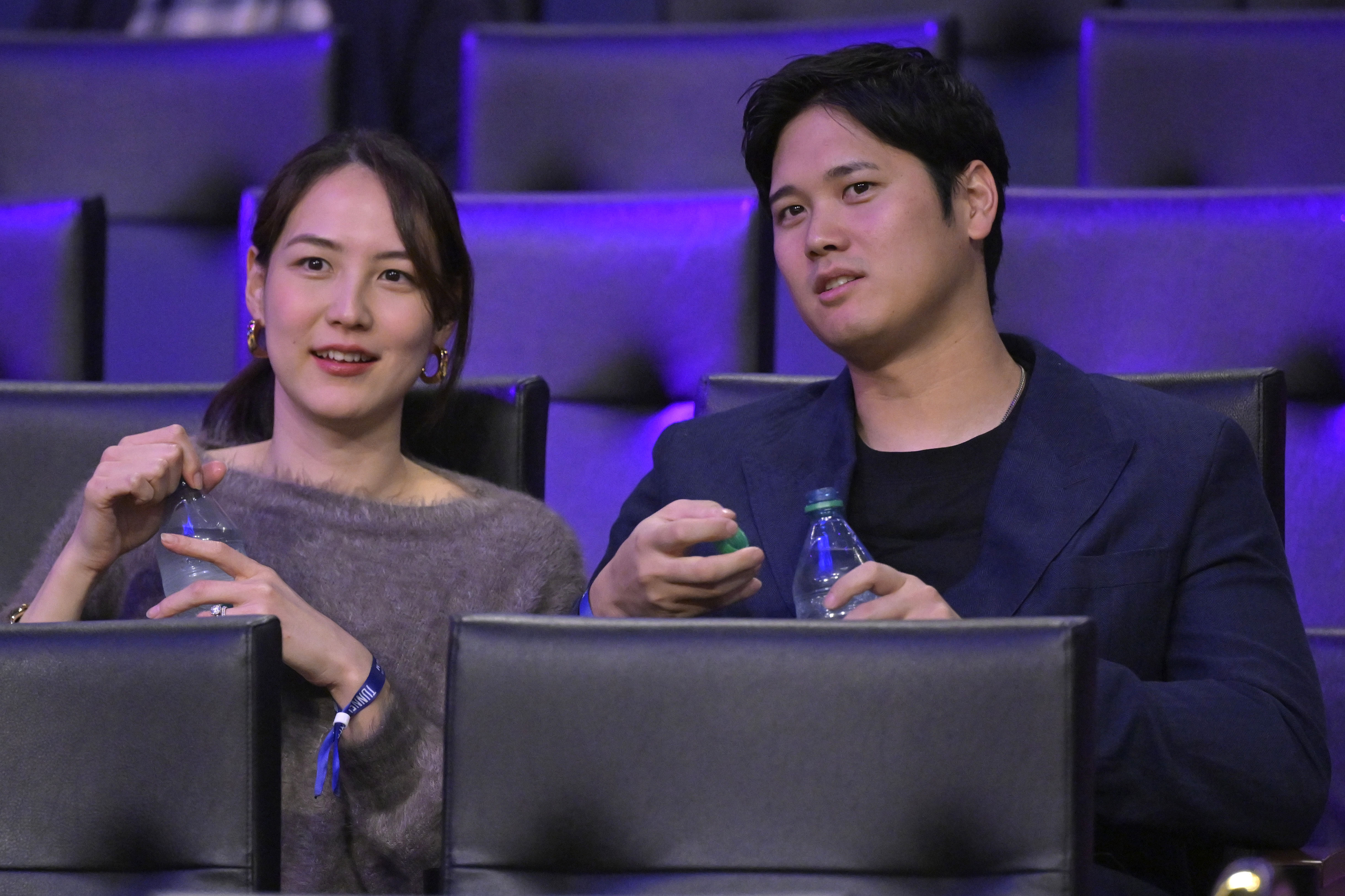 Shohei Ohtani and his wife at the Lakers game (Imagn)