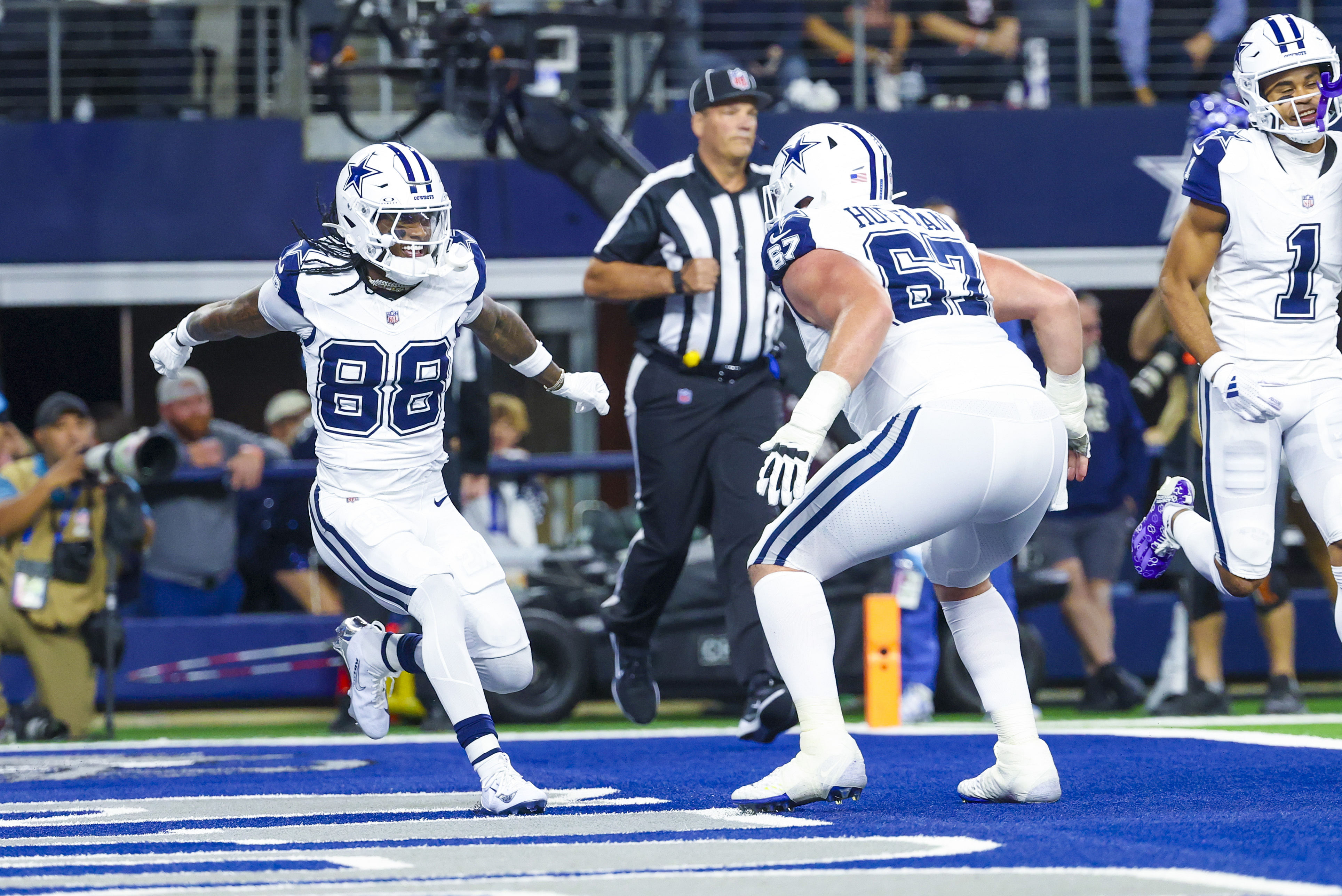 Dallas Cowboys celebrate after scoring a touchdown during their game against Cincinnati Bengals. (Credits: IMAGN)