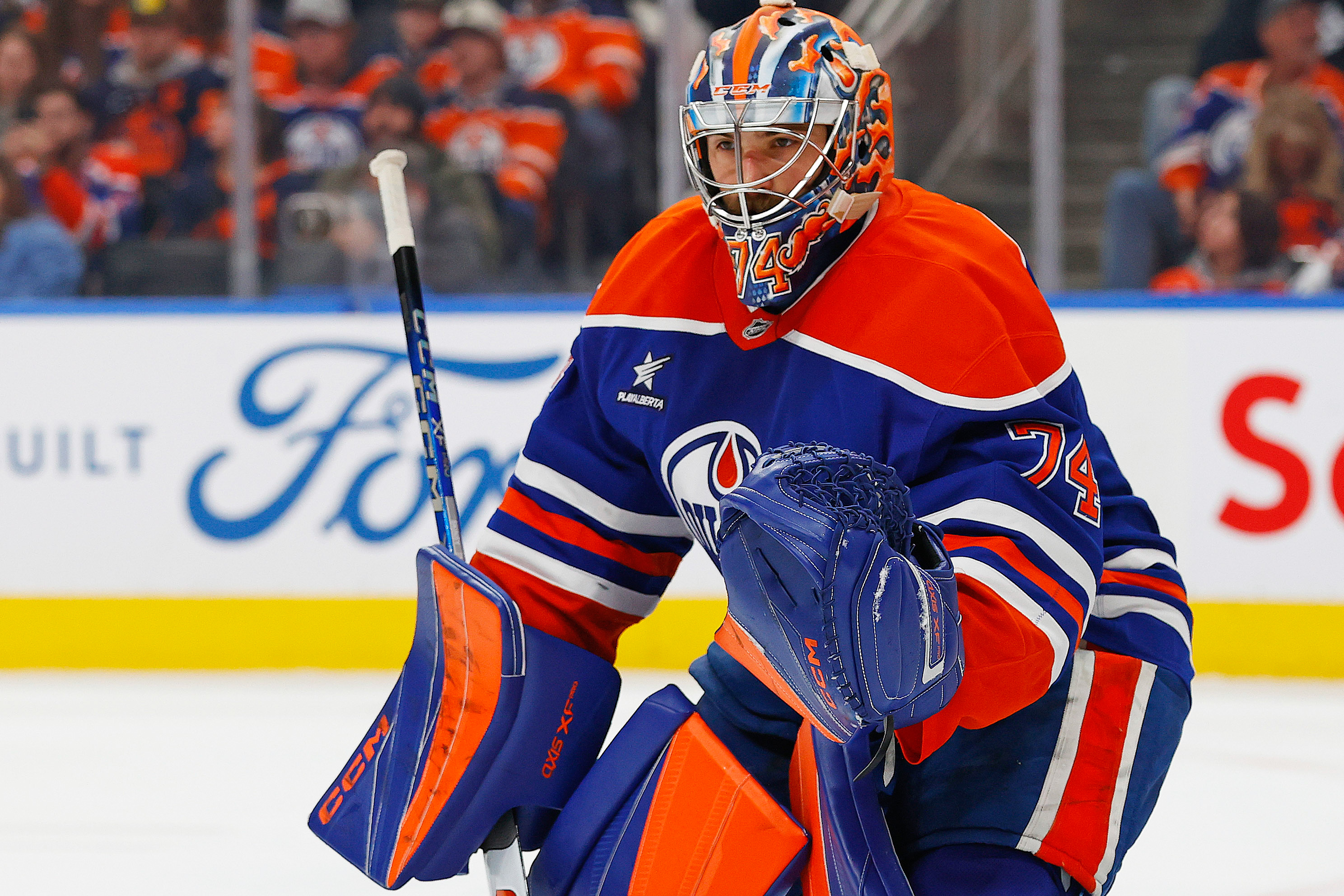 Oilers' Stuart Skinner makes his feelings known after rival goalie Linus Ullmark exited game with upper-body injury