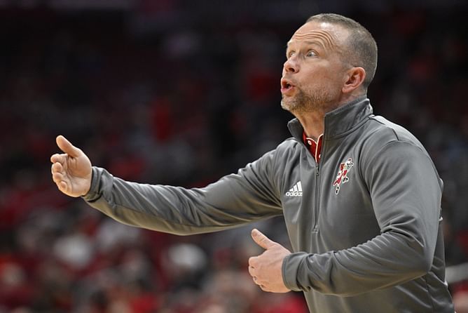 "My wife's hot": Louisville HC Pat Kelsey boasts about "good life" after being asked about tough schedule