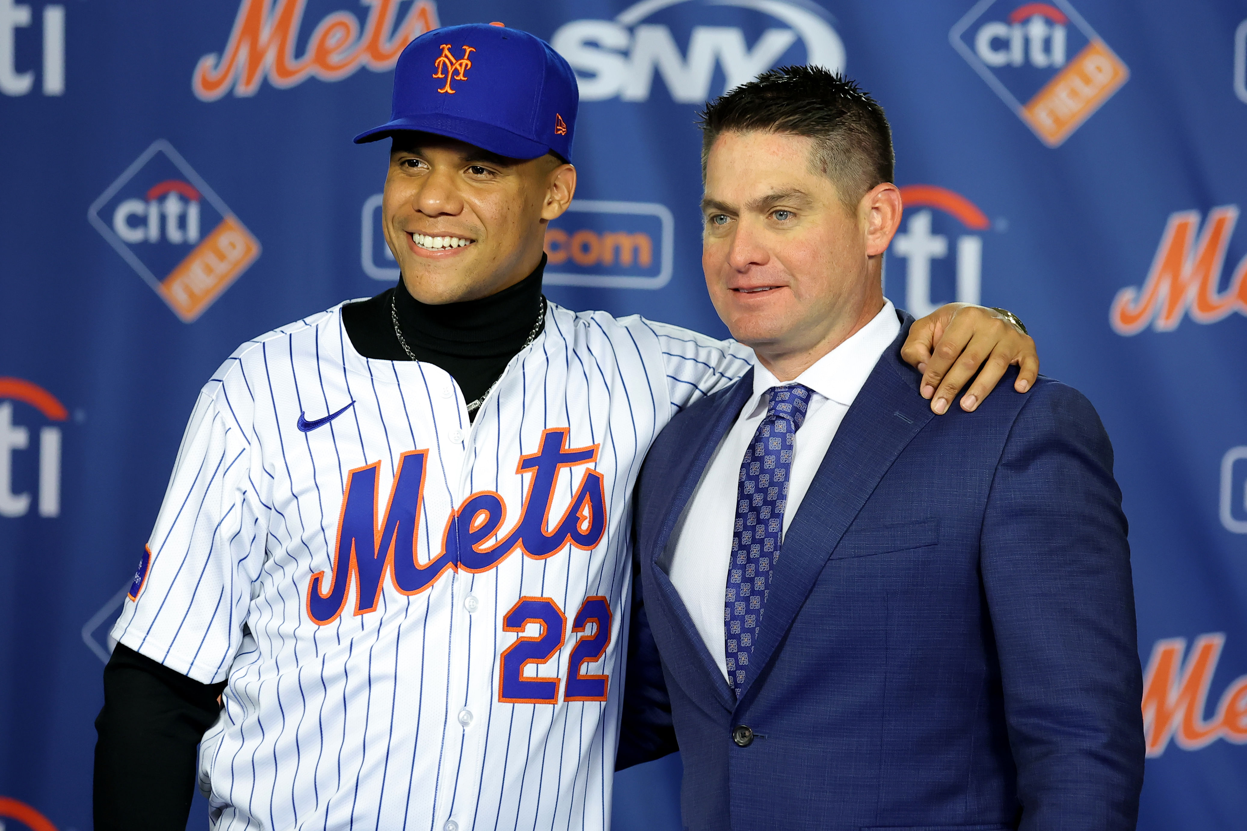 Juan Soto with his New York Mets manager Carlos Mendoza. (Credits: IMAGN)