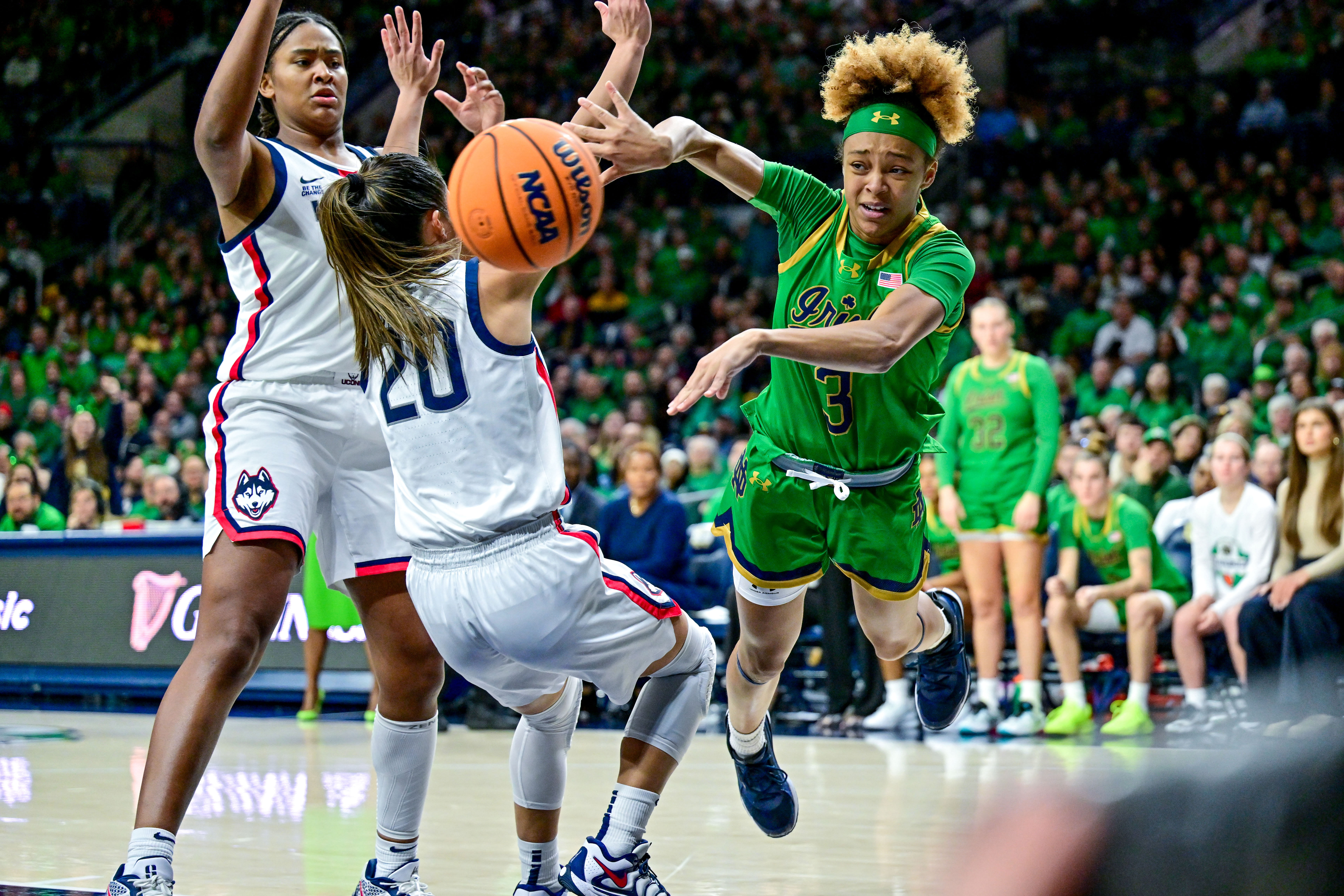 Hannah Hidalgo crashes into Kaitlyn Chen while trying to pass the ball during UConn vs Notre Dame (NCAA Womens Basketball: Connecticut at Notre Dame - Source: Imagn)