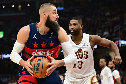 Jonas Valanciunas (17) drives to the basket against Cleveland Cavaliers - Source: Imagn