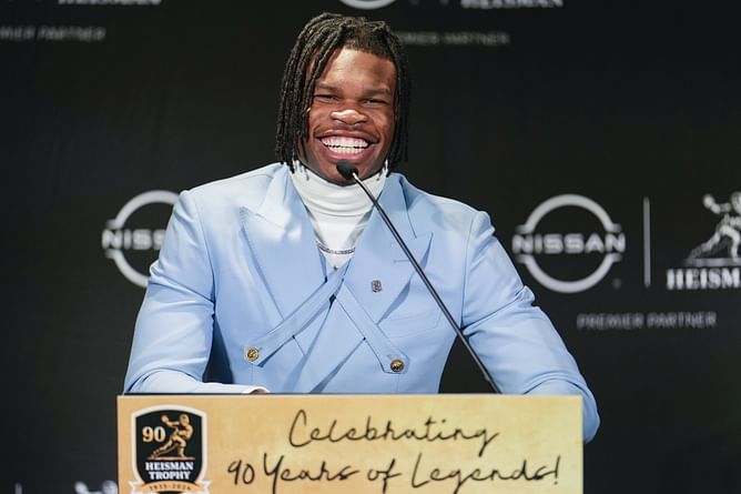 WATCH: Travis Hunter receives official Heisman suit while posing for iconic photograph with college football legends