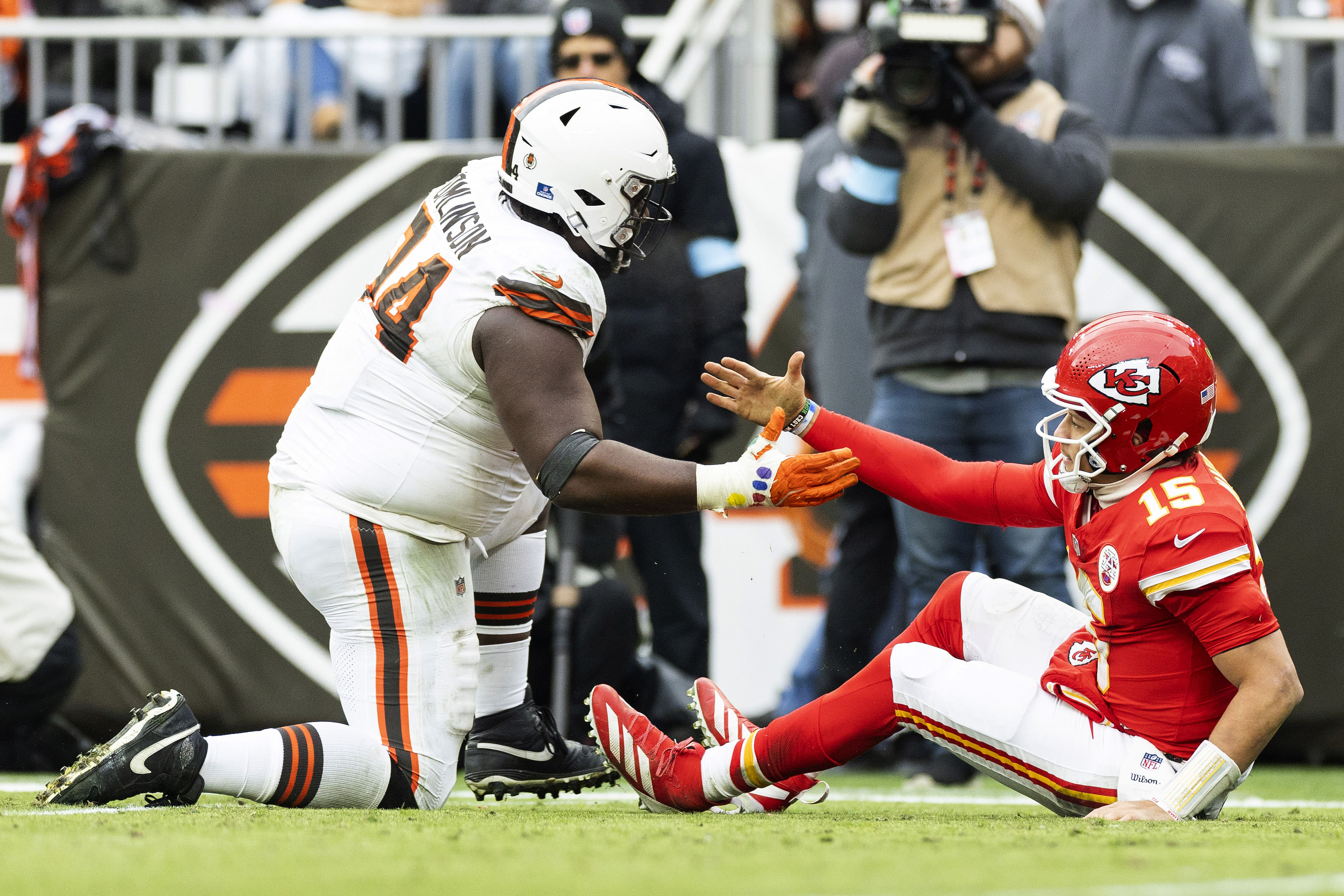 Cleveland Browns defensive tackle Dalvin Tomlinson (94) helps up Kansas City Chiefs quarterback Patrick Mahomes (15) after a tackle. (Credits: IMAGN)