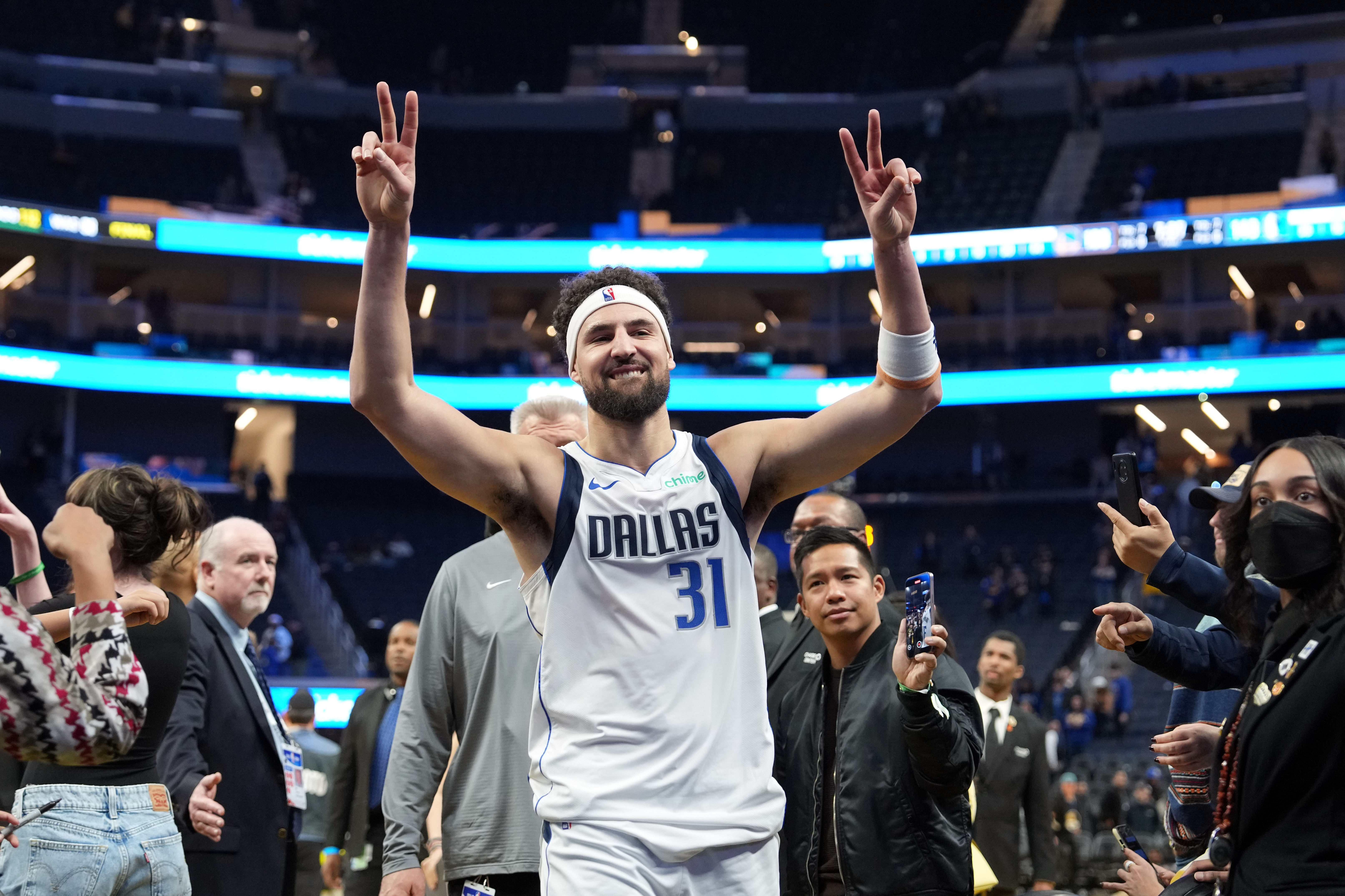 Dallas Mavericks guard Klay Thompson (31) gestures while walking off of the court after defeating the Golden State Warriors at Chase Center. - Source: Imagn