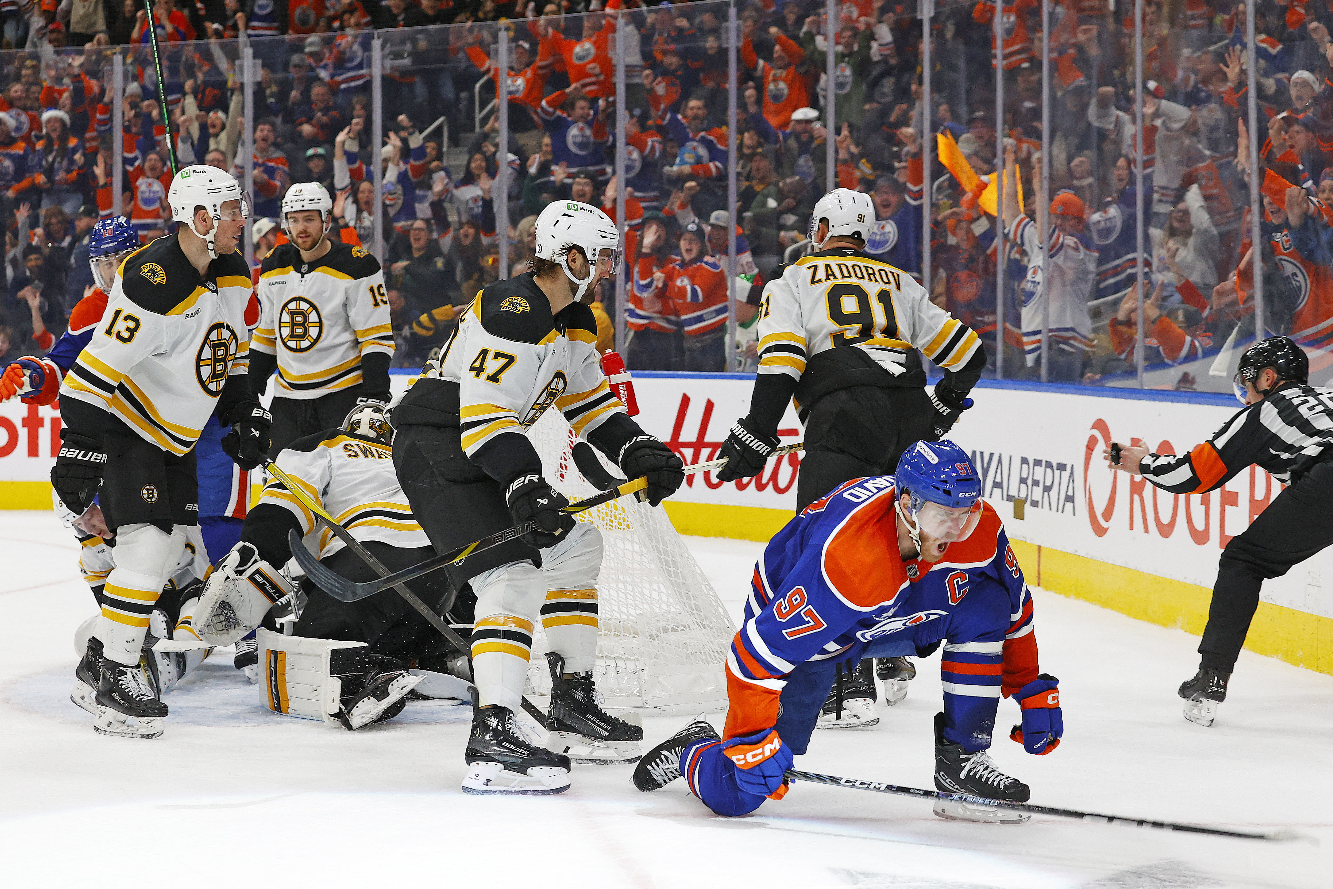 The Boston Bruins are favored to win tonight (Credits: IMAGN)