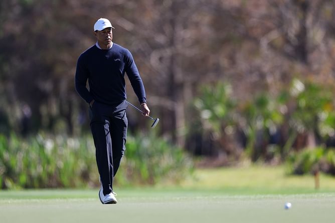 WATCH: Tiger Woods shows off going from the sidewalk to the green
