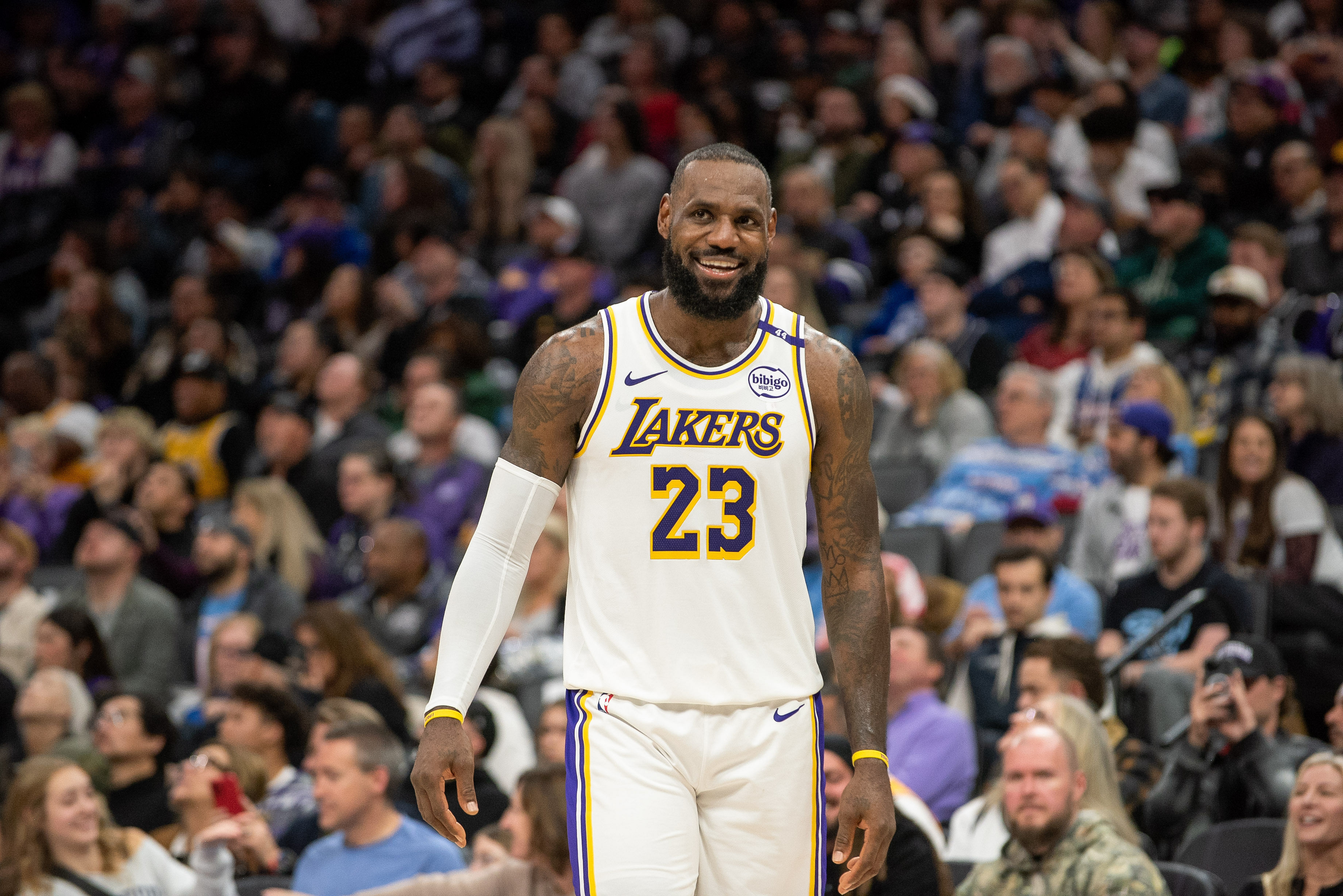 LeBron James torches Kings with a 32-point performance. (Photo: IMAGN)