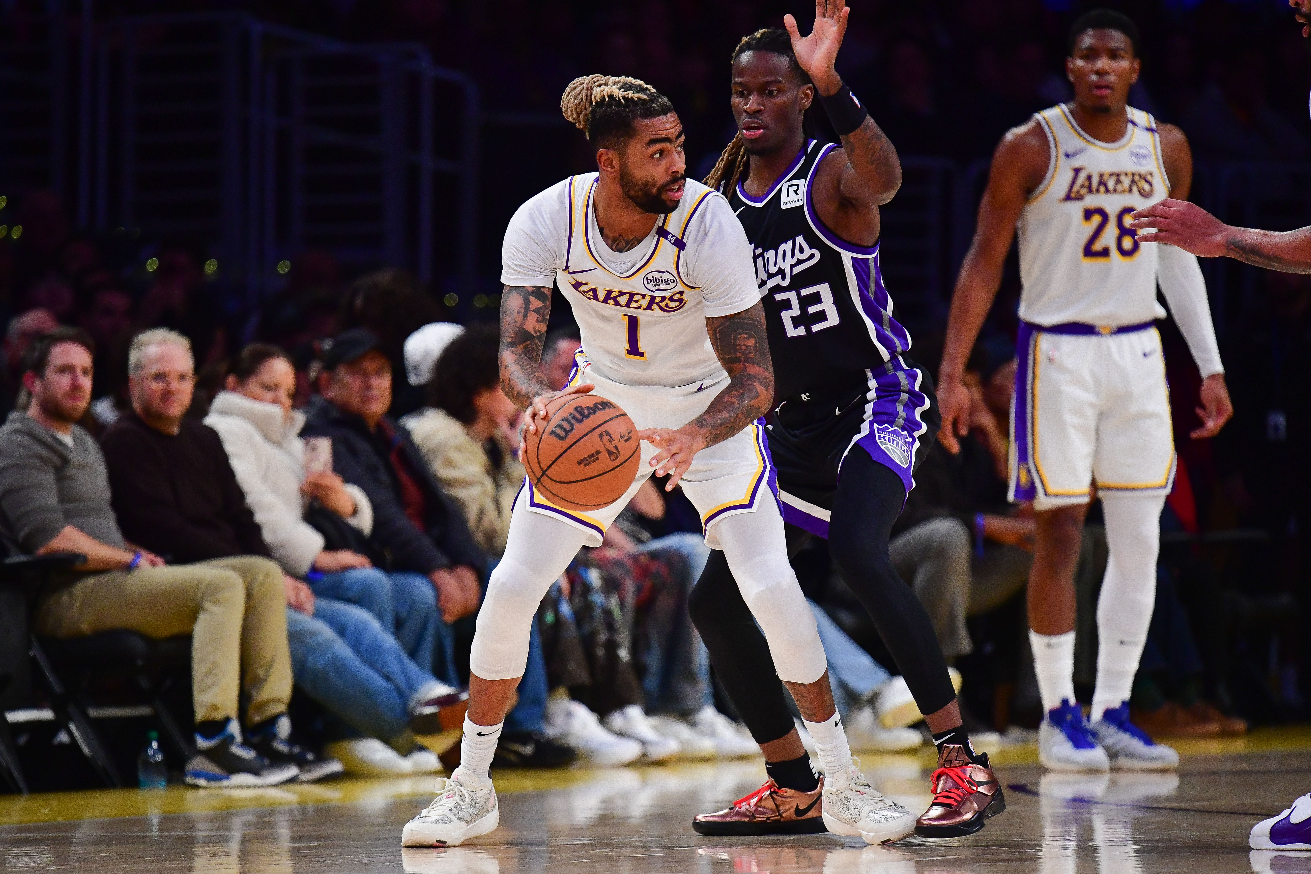 Former LA Lakers player D&#039;Angelo Russell (1) controls the ball against Sacramento Kings guard Keon Ellis (23). (Credits: IMAGN)