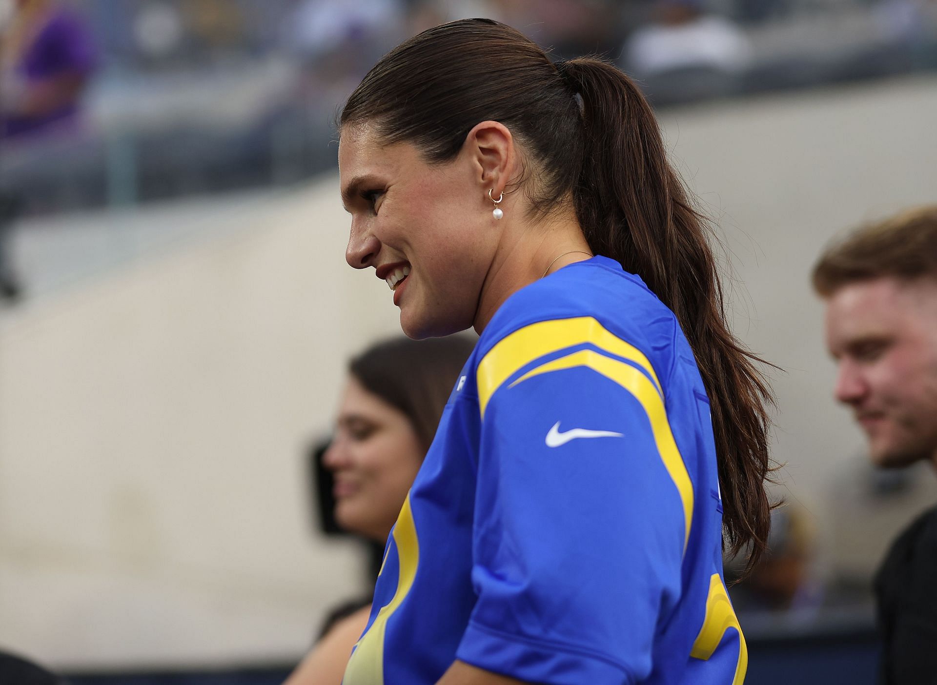 Ilona Maher donning a blue jersey at the Sofi stadium during a Minnesota vs Los Angeles Rams game after the Paris Olympics (Image via: Getty Images)