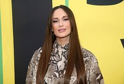 "She isn't going to want to walk by audiences"— Fans react as Kacey Musgraves gets grabbed by fan mid-performance