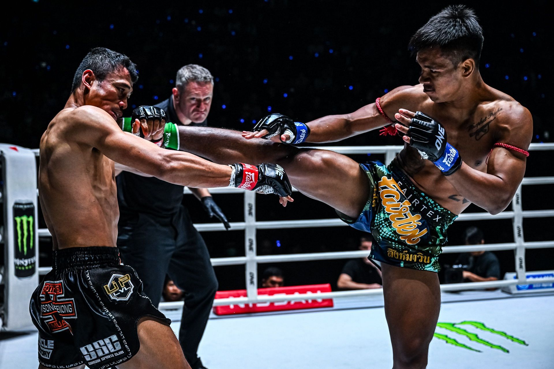 Shadow Singha Mawynn (right) overcame Sitthichai Sitsongpeenong (left) at ONE Friday Fights 92.