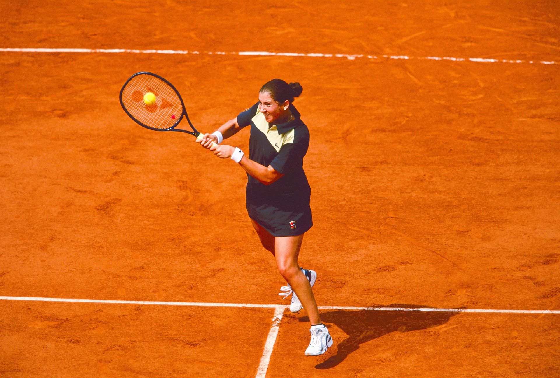 Monica Seles in action at the 1998 French Open (Image Source: Getty)