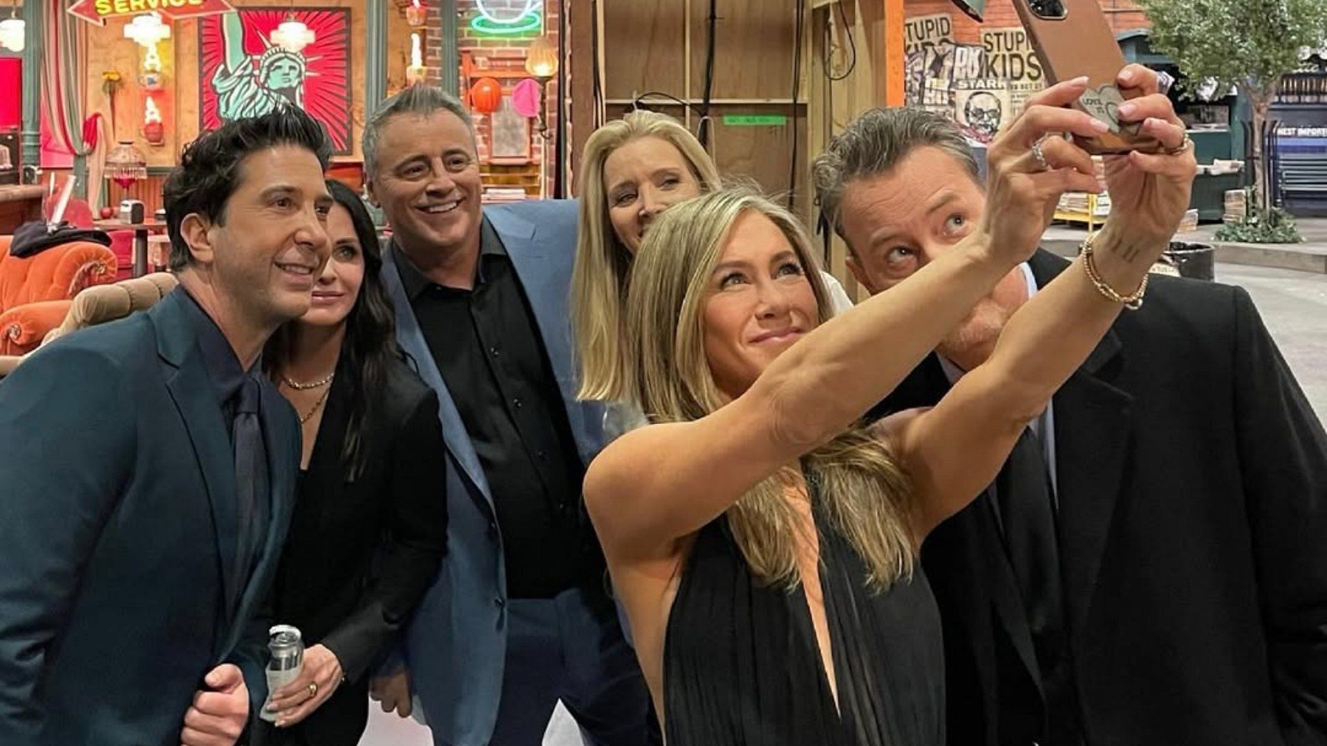 Jennifer Aniston seen with the cast of Friends in 2021 (Image via Instagram/@jenniferaniston)