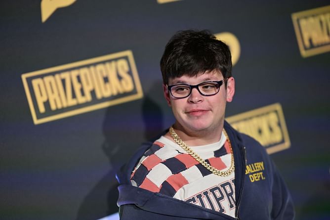Sketch addresses a viewer's critical remark about his stream view count