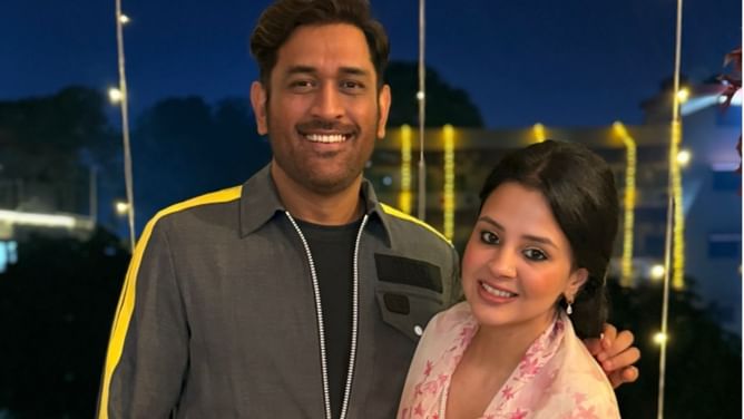 'गुलाबी शरारा' गाने पर थिरकते दिखे एमएस धोनी, पत्नी साक्षी भी आईं नजर; देखें वायरल वीडियो