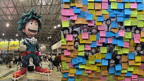 A giant Deku balloon and the wall of fan messages at the venue (Image via @/aitaikimochi and @/shibuyasmash on X)