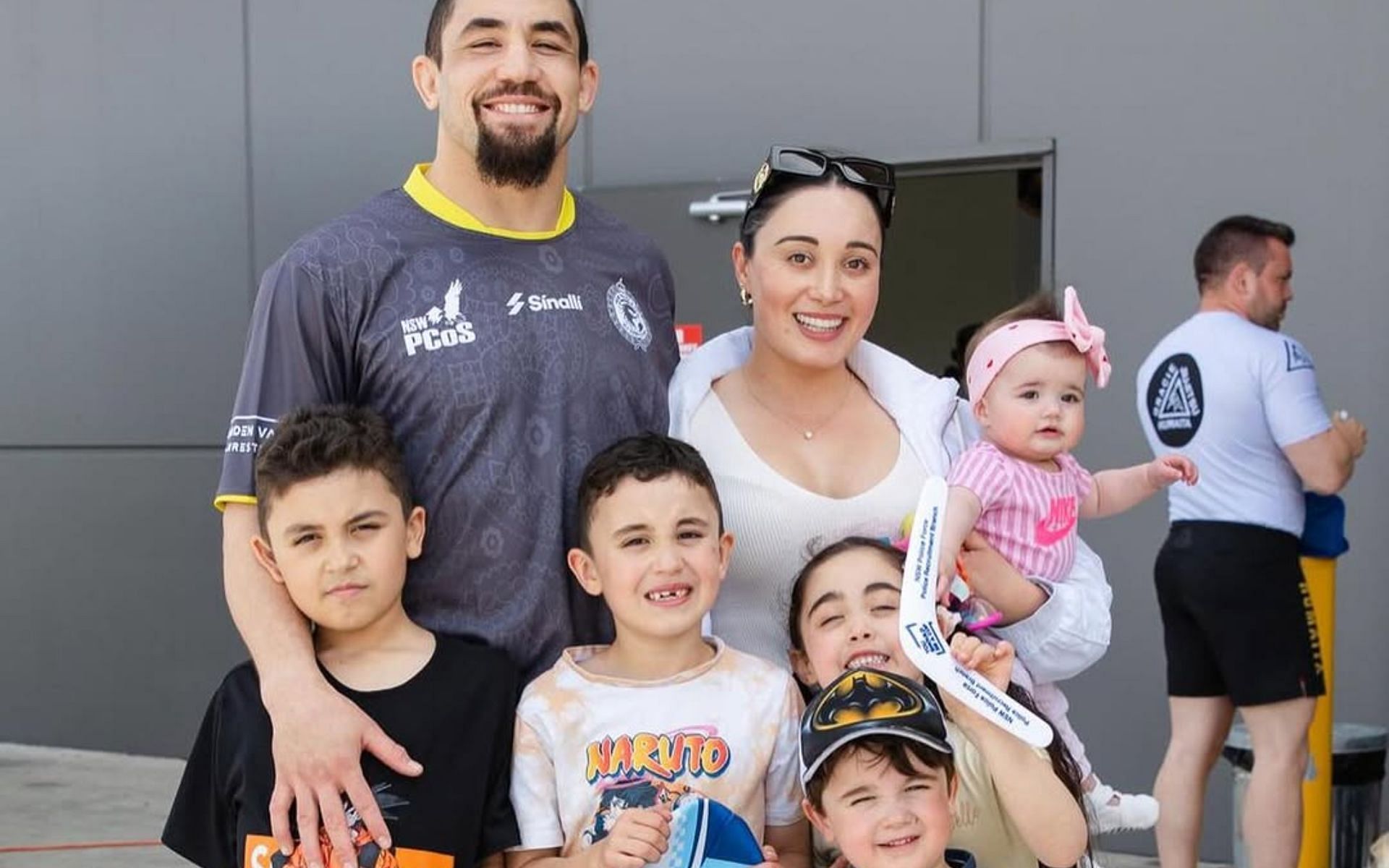 Robert Whittaker shares snaps with family. [Image courtesy: @robwhittakermma on Instagram]