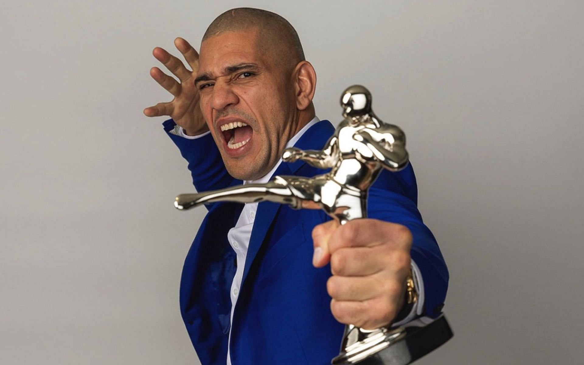 Alex Pereira celebrates 2024 Fighter of the Year award with trademark pose [Image courtesy: @AlexPereiraUFC on X]