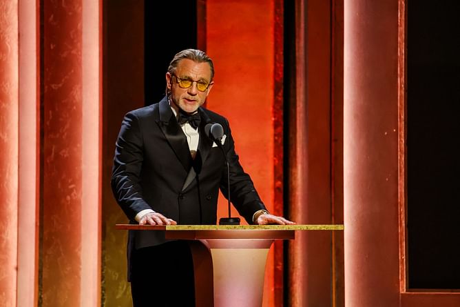 What is a diphthong? Daniel Craig teaches Stephen Colbert the right way to pronounce his name