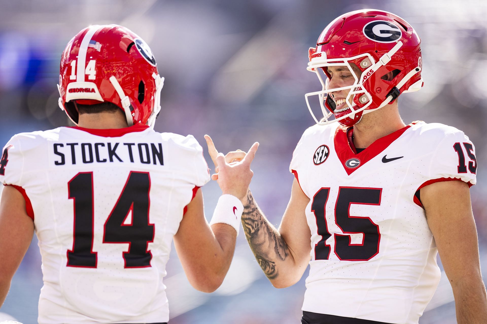 Carson Beck, #15 of the Georgia Bulldogs, talks with Gunner Stockton, #14, before the start of a game. (Credits: Getty)