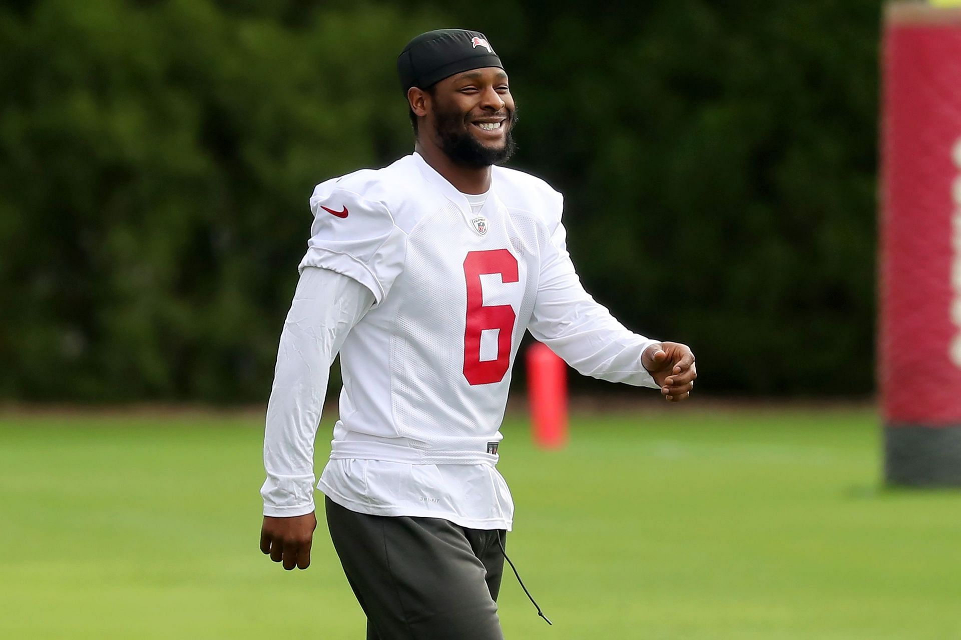 LeVeon Bell (6) at the NFL: DEC 22 Buccaneers Work Out (Image via Getty)