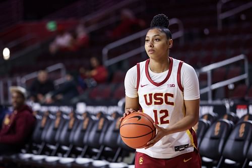 JuJu Watkins (#12) of the USC Trojans warms up before the game against the Fresno State Bulldogs at Galen Center on December 10, 2024. Photo: Getty