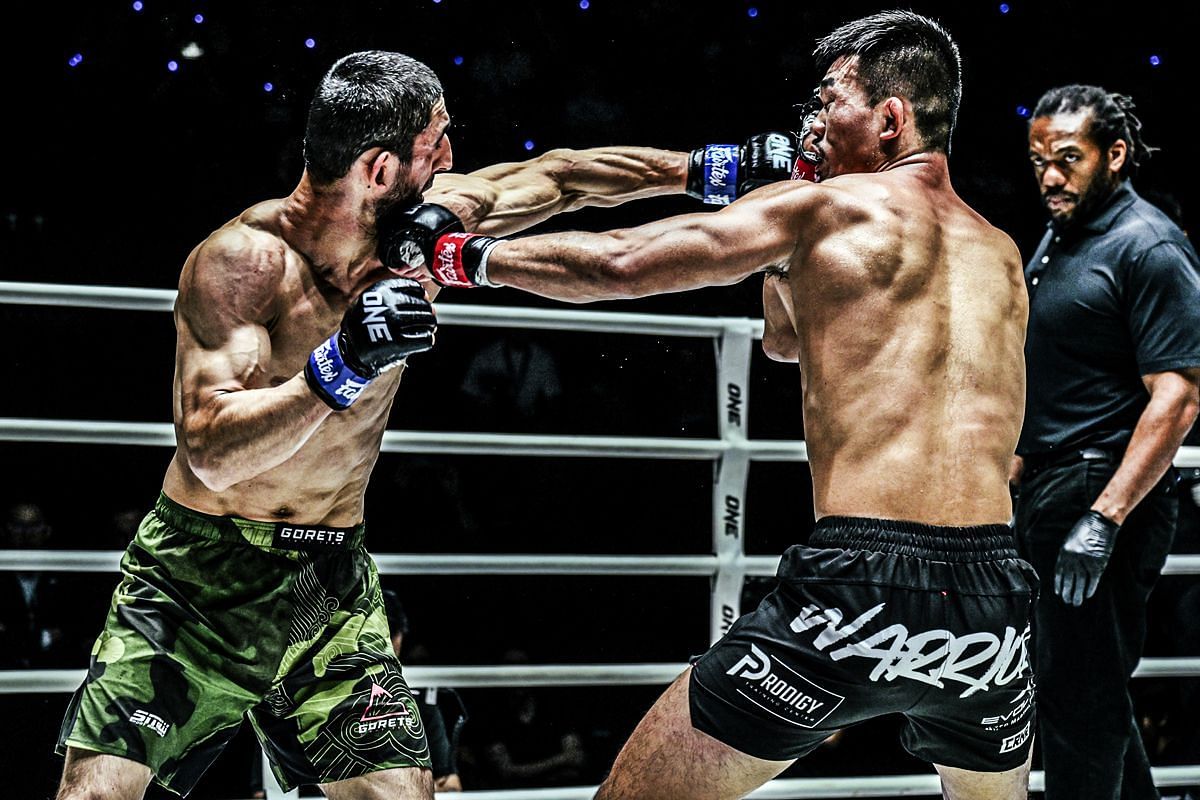 (From left) Alibeg Rasulov and Christian Lee in action inside the Lumpinee Stadium last Friday.