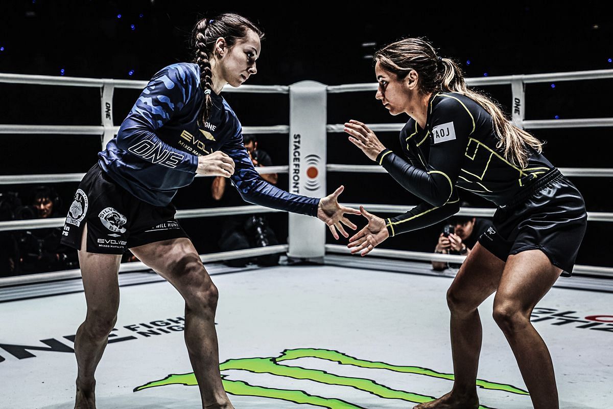 Mayssa Bastos (R) vs Danielle Kelly (L) | Image by ONE Championship